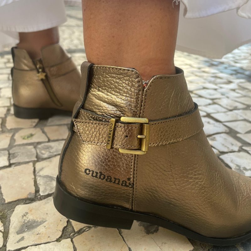 Botim em pele metalizada da Cubanas