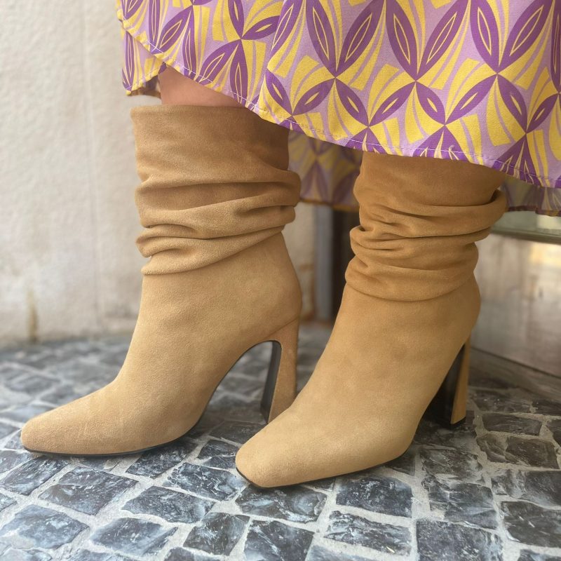 Botim com salto Alto em camurça da Gold&Rouge